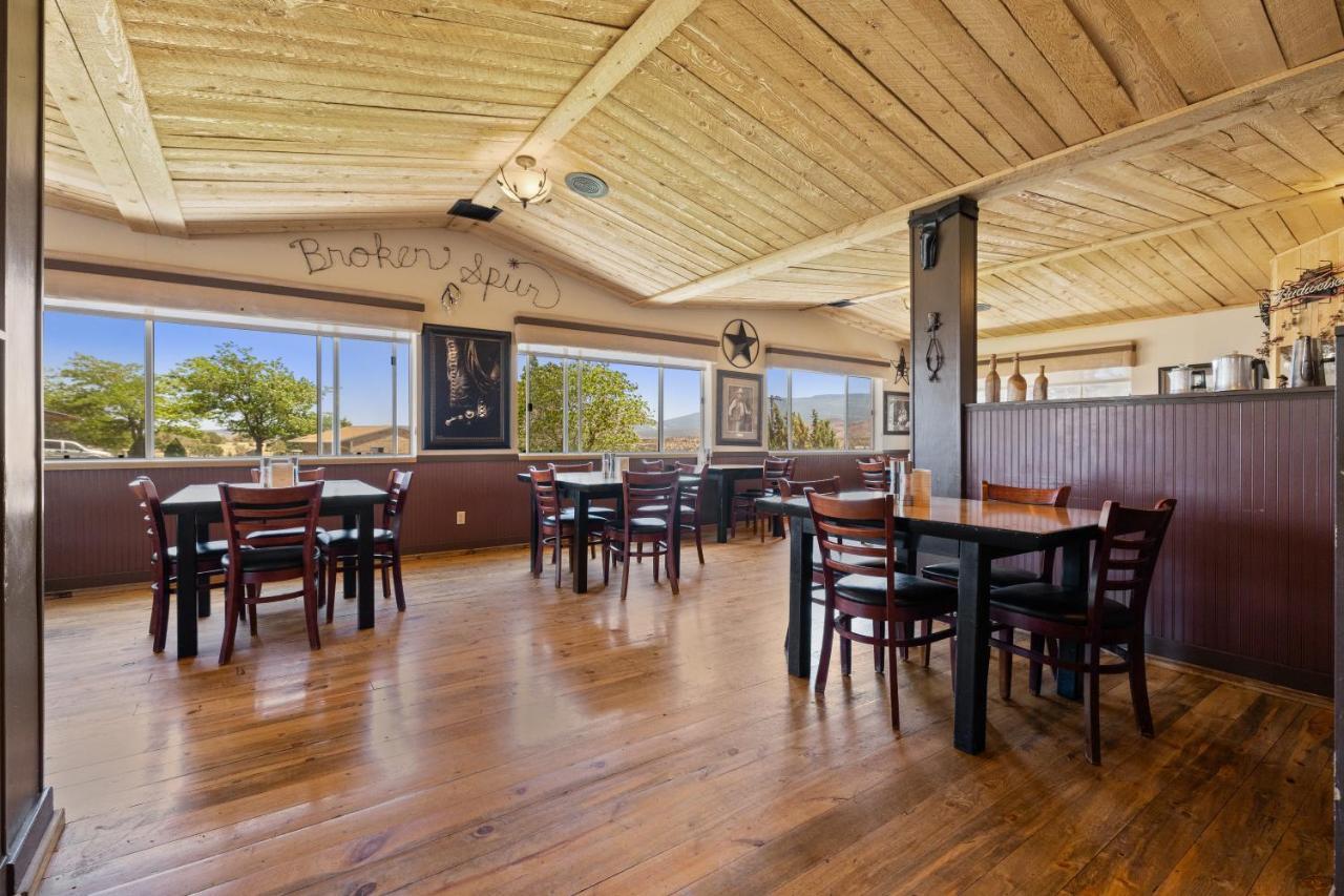 Broken Spur & Steakhouse 2*